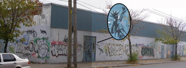 Mur entreprise privée, fortement graffité et tagué